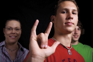 jeune homme utilisant la langue des signes